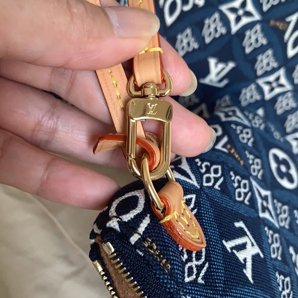 LOUIS VUITTON - Picture 12 of 16